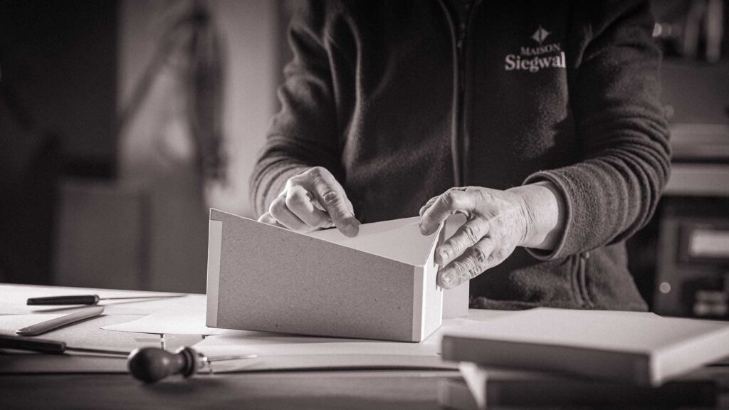 Un fabricant local de coffrets en carton : une stratégie bénéfique